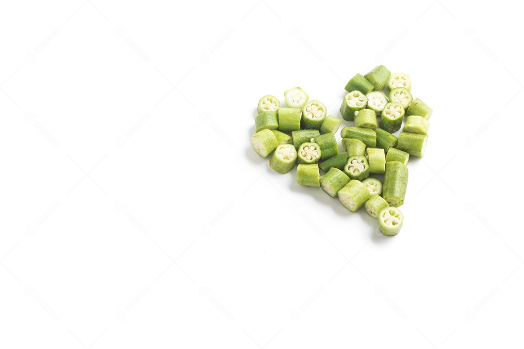 Coração de quiabo orgânico em forma de isolado em fundo branco