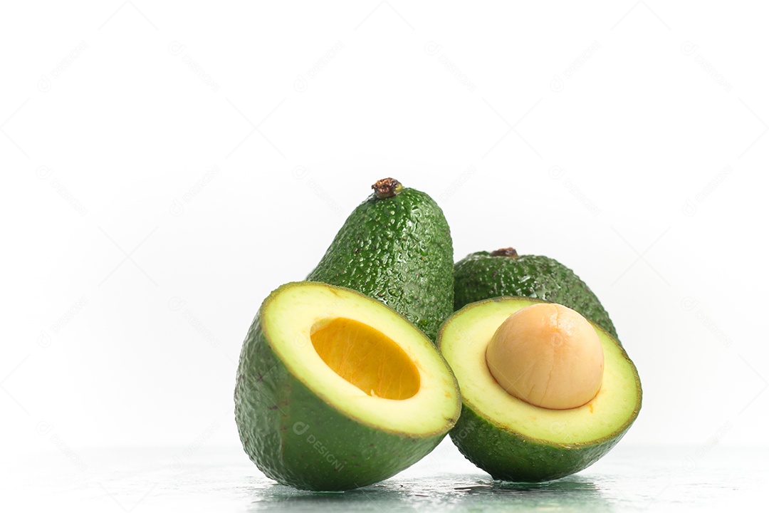 Mini abacate bebê em fundo branco