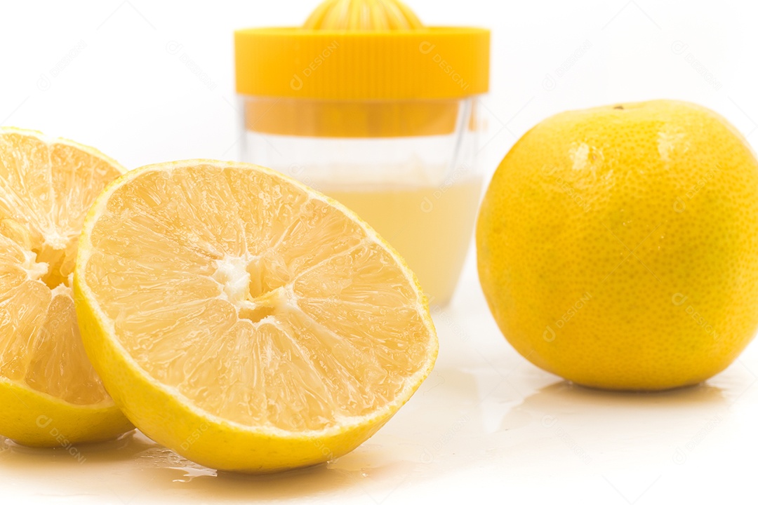 Limão persa fresco isolado sobre fundo branco.