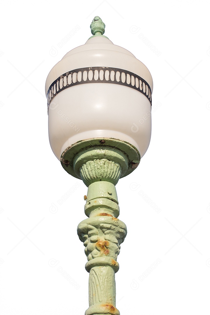 Antigo poste de luz isolado em fundo branco