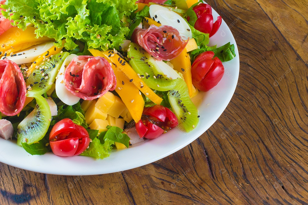 Salada Fresca de Verão com kiwi, manga, calabresa, queijo, alface e presunto