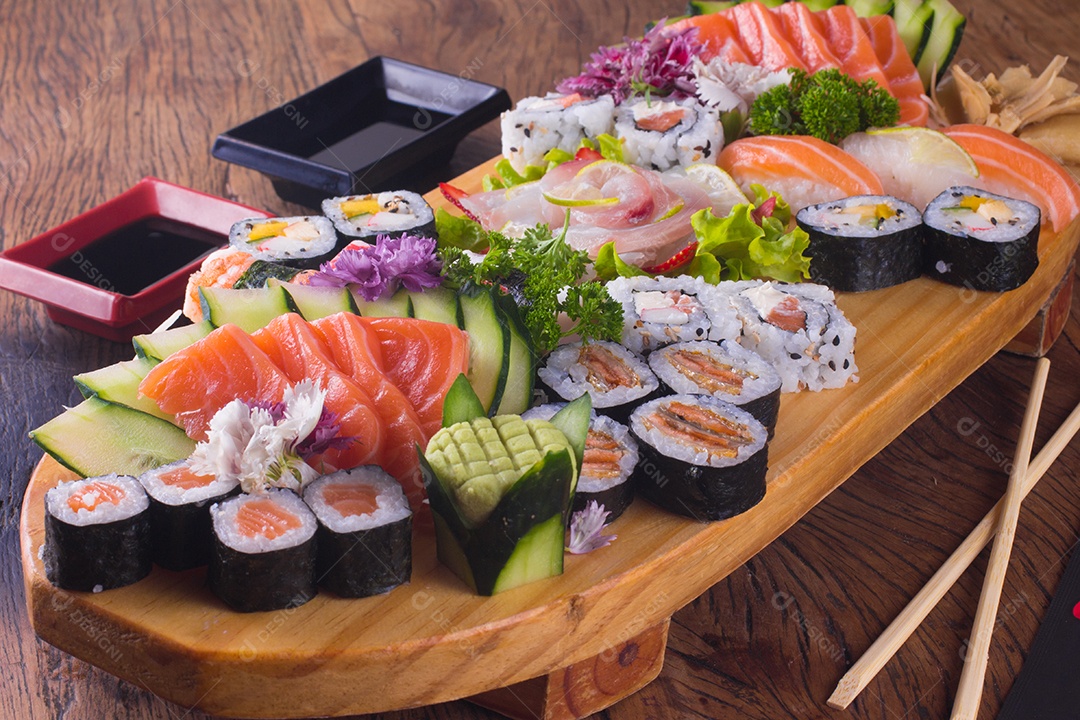 Comida tradicional japonesa com sushi, sashimi e pãezinhos