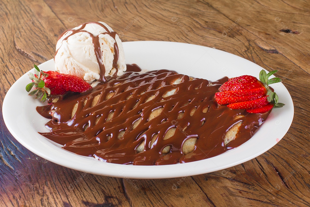 Sobremesa Creppe de Chocolate com calda, sorvete de morango e baunilha