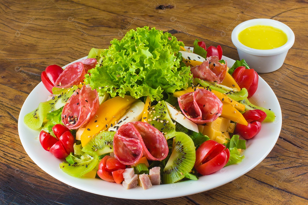 Salada Fresca de Verão com kiwi, manga, calabresa, queijo, alface e presunto