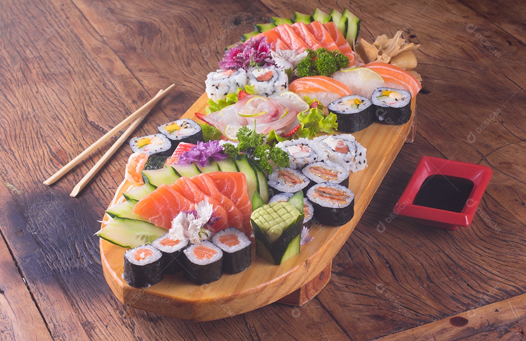 Comida tradicional japonesa com sushi, sashimi e pãezinhos