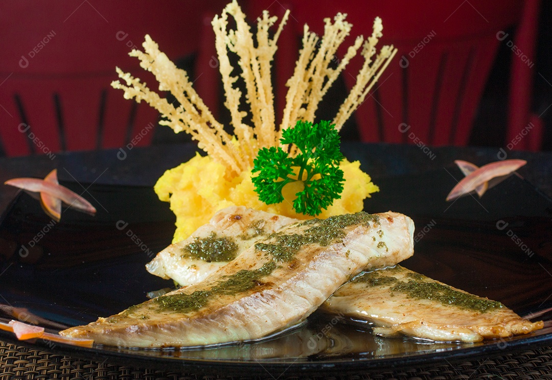 Refeição de Filé de Tilápia com smash potoes e ervas