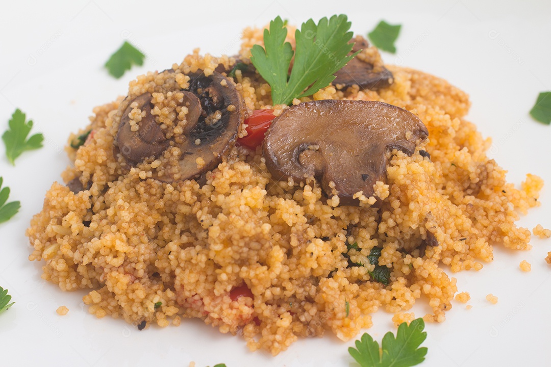 Cuscuz marroquinho com cogumelo e tomate em fundo branco