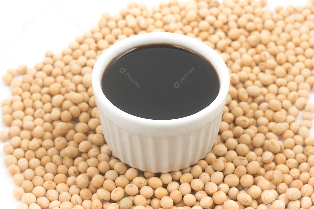 Shoyu em uma tigela isolada no fundo branco