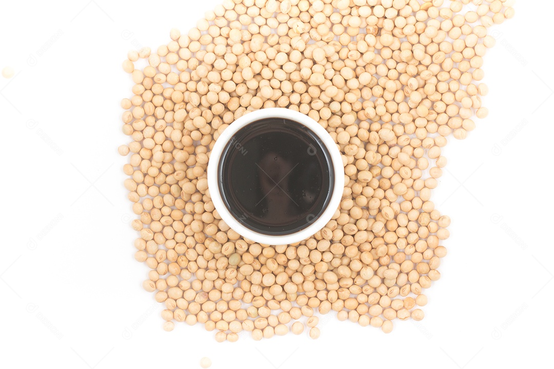 Shoyu em uma tigela isolada no fundo branco