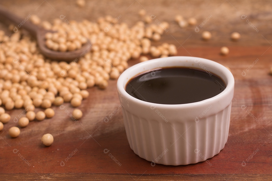 Shoyu em uma tigela isolada no fundo branco