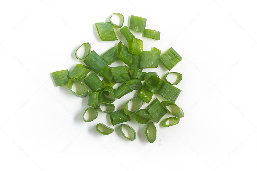 Pilha de cebolinha em uma tigela isolada em fundo branco