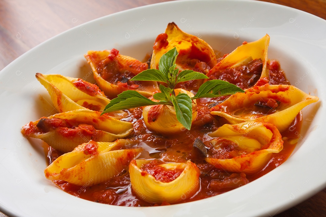 Massa de Conchiglioni com Molho de Tomate e Manjericão