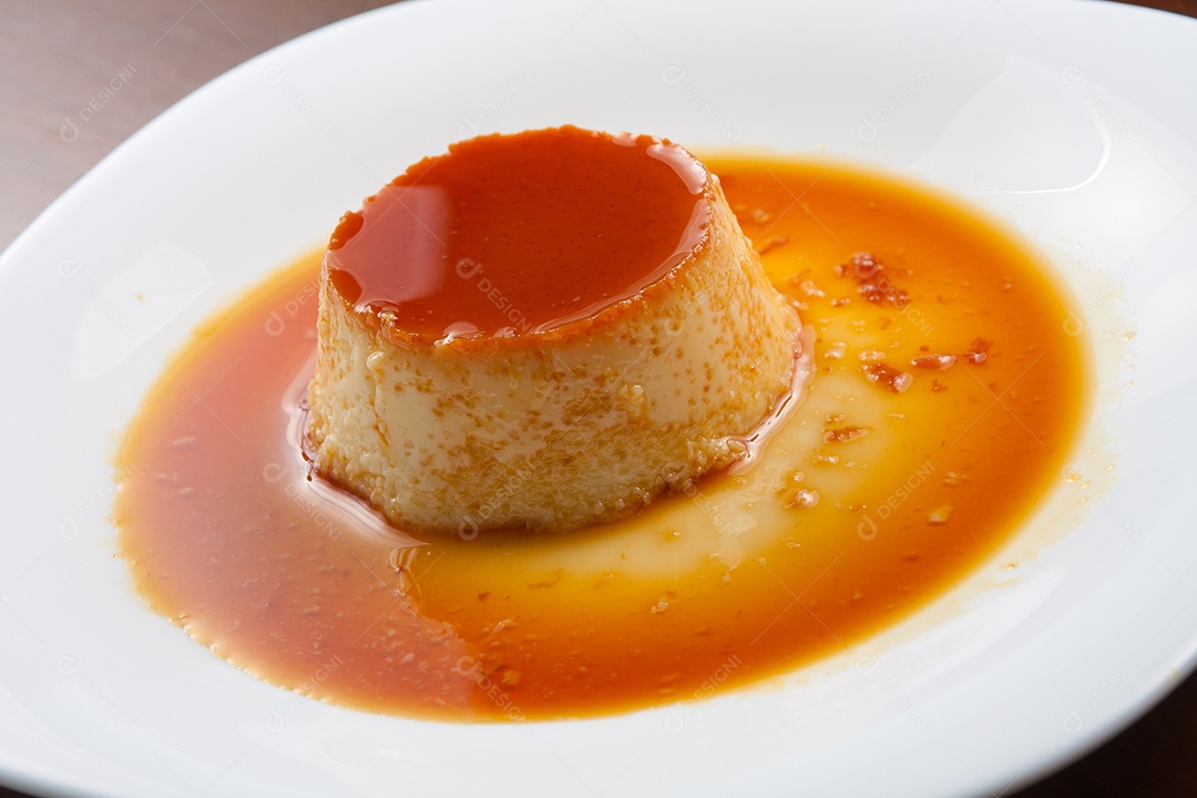 Pudim de leite tradicional brasileiro com calda de açúcar