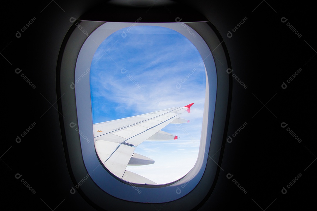 Asas de avião e céu azul na janela