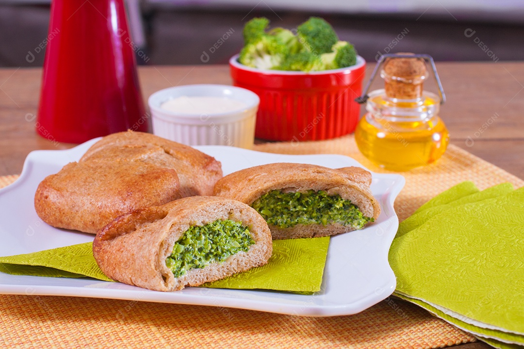 Pão recheado com brócolis e cream cheese