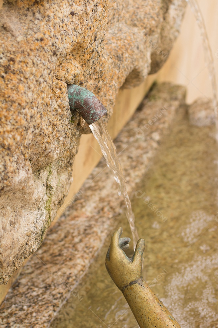 Pequena Fonte. Foto em close. Búzios, Brasil