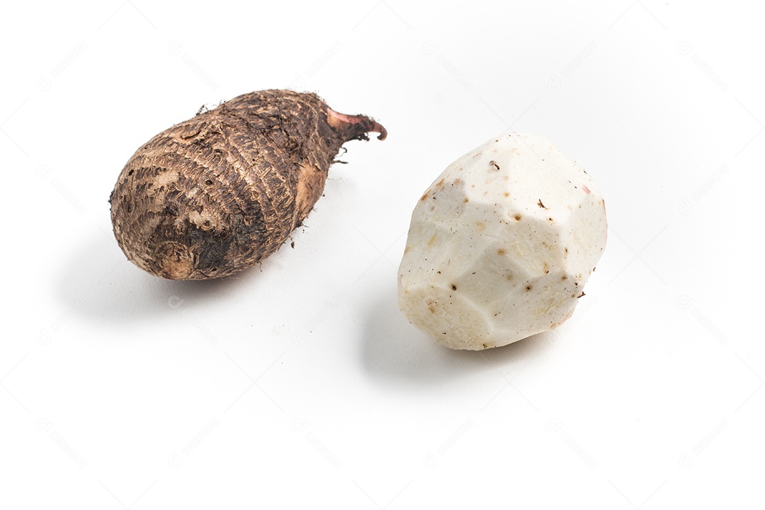 Inhame, Cara. Colocasia esculenta isolada em fundo branco