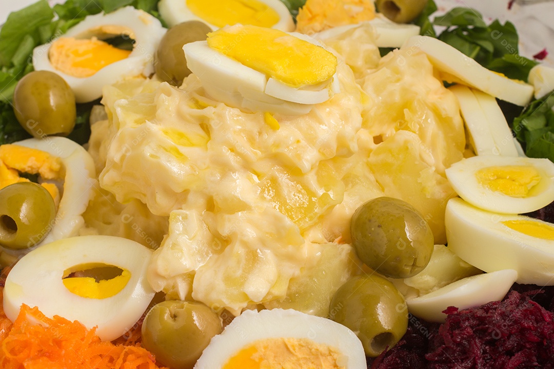 Salada de batata com maionese em fundo branco