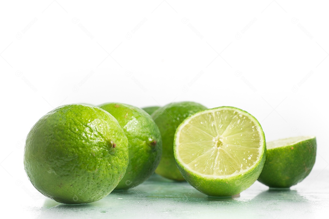 Limão Tahiti cortado sobre um fundo branco