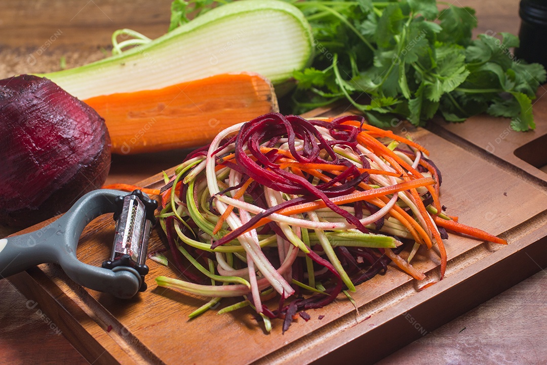 Espaguete de Legumes. Noddles de cenoura, abobrinha e beterraba