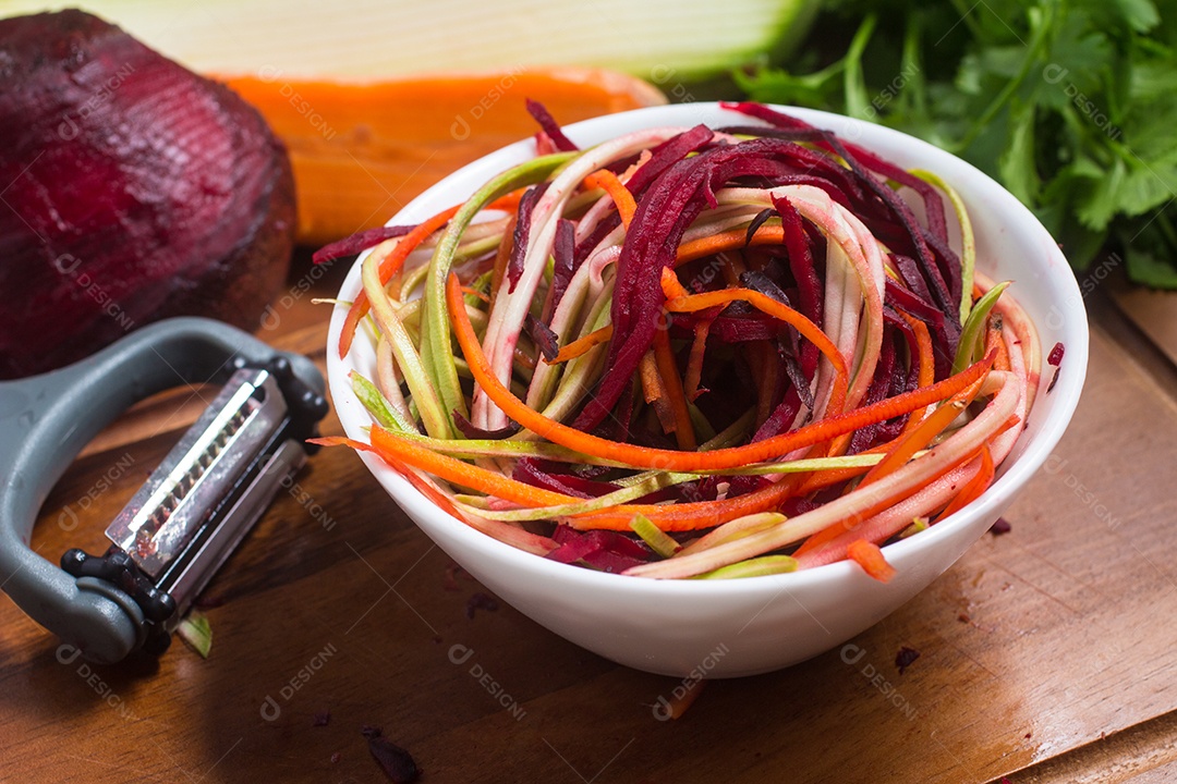 Espaguete de Legumes. Noddles de cenoura, abobrinha e beterraba