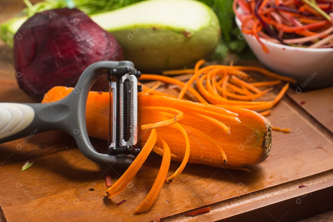 Espaguete de Legumes. Noddles de cenoura, abobrinha e beterraba