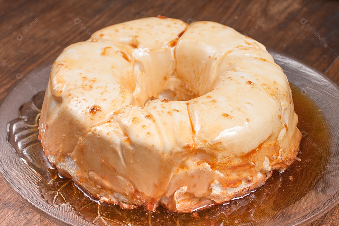 Pudim de clara de ovo com calda de açúcar