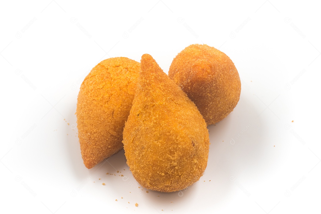 Três coxinhas de frango brasileiras isoladas em fundo branco