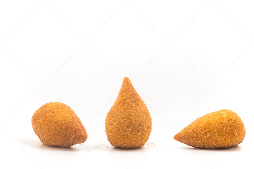 Coxinha de frango brasileira isolada em fundo branco