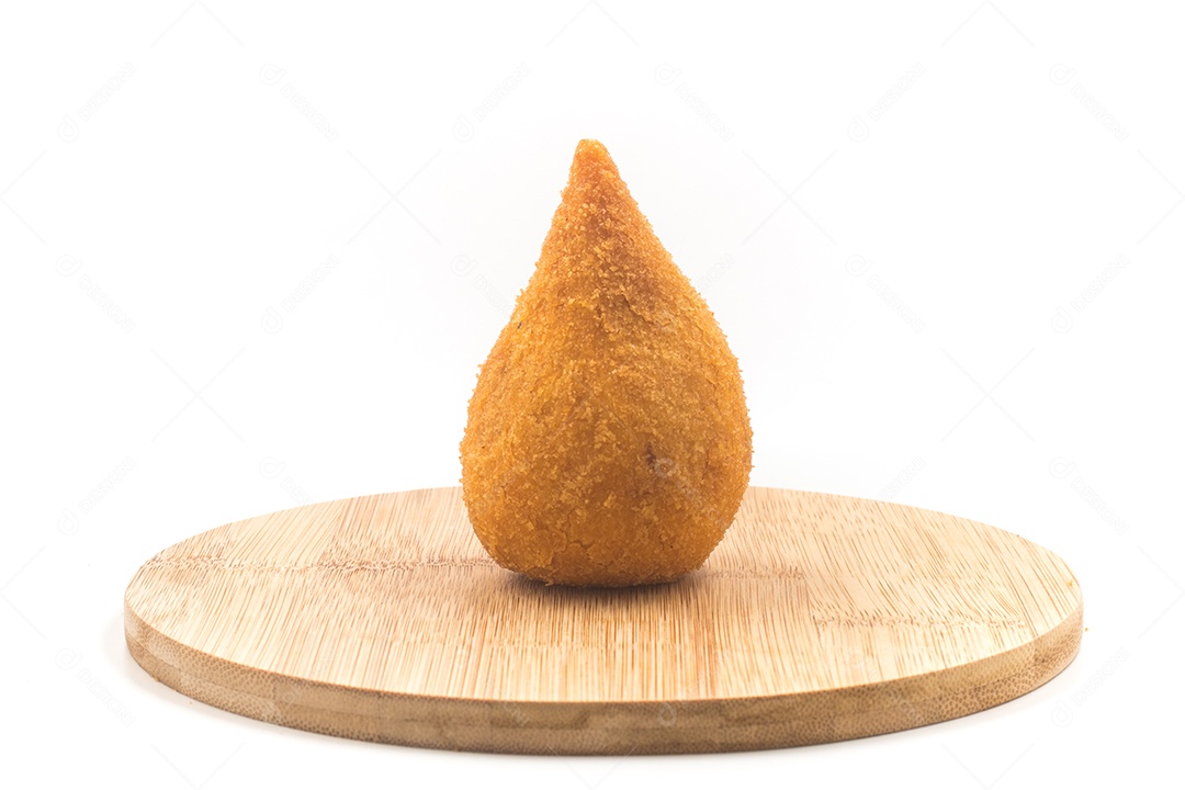 Coxinha de frango brasileira isolada em fundo branco