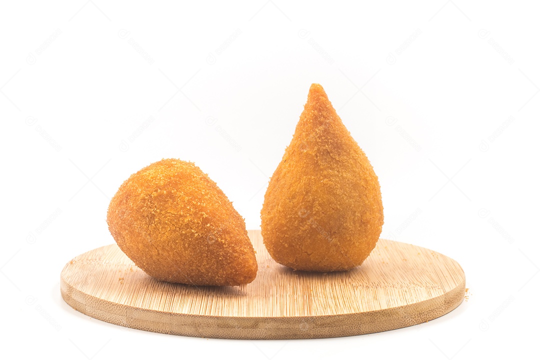 Coxinha de frango brasileira isolada em fundo branco