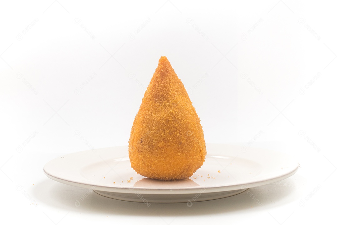 Coxinha de frango brasileira isolada em fundo branco