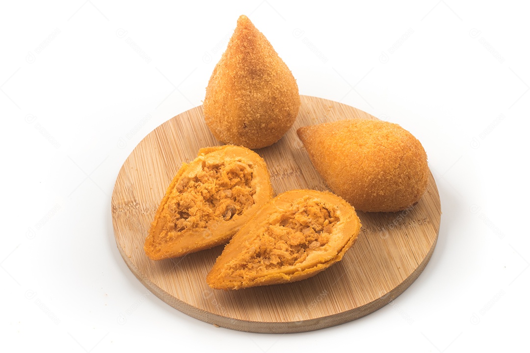 Coxinha de frango brasileira isolada em fundo branco
