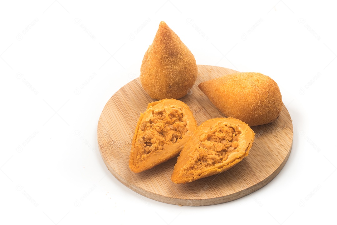 Coxinha de frango brasileira isolada em fundo branco