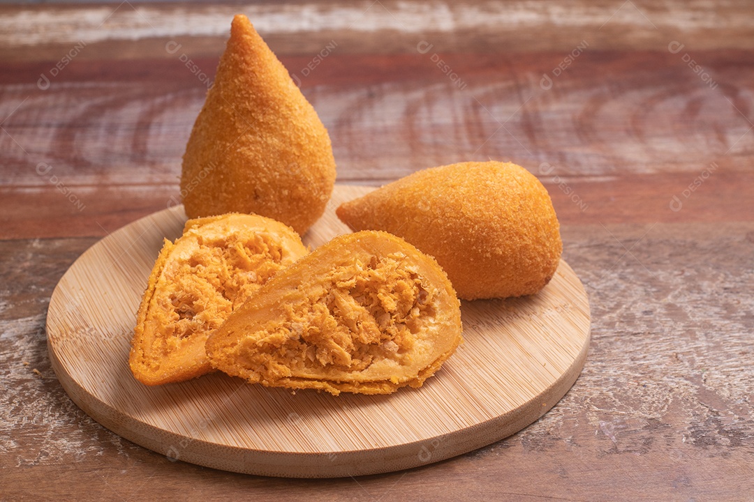 Coxinha de frango brasileira isolada em fundo branco