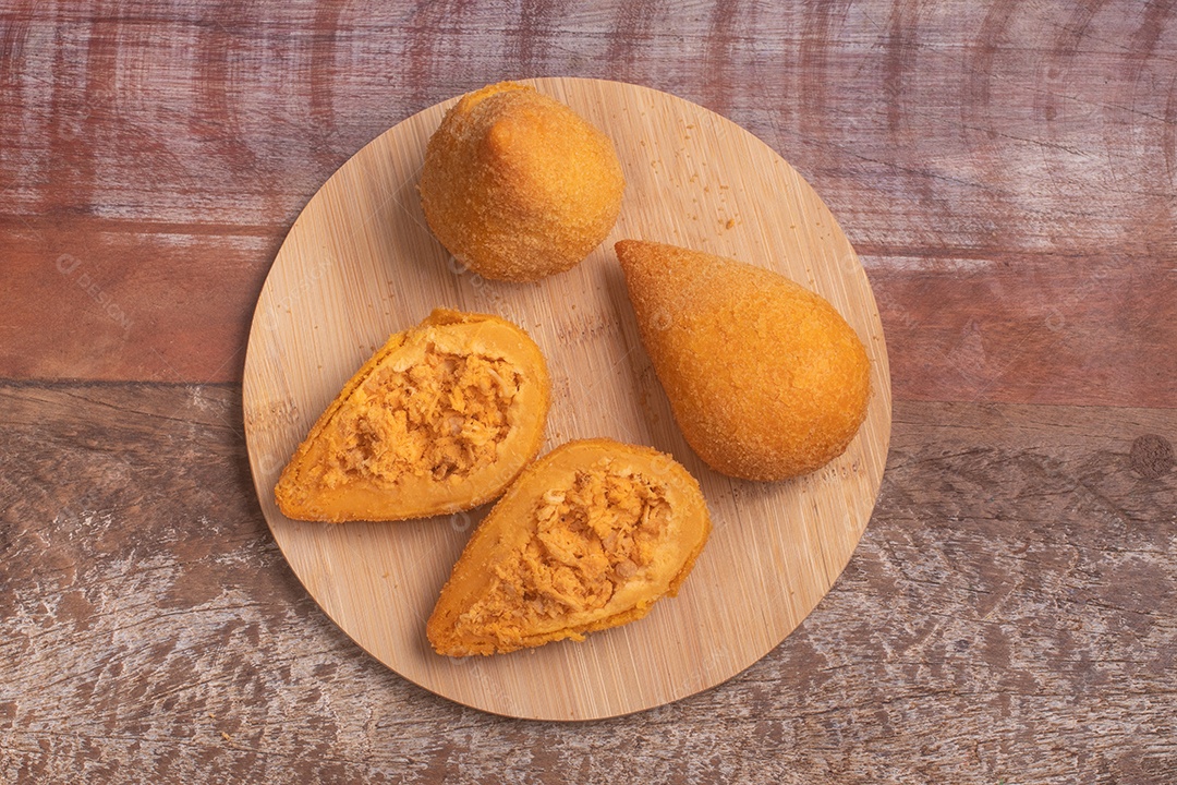 Coxinha de frango brasileira isolada em fundo branco