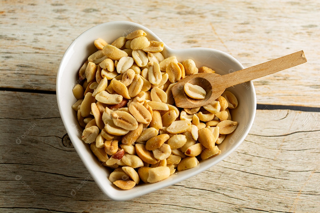 Recipiente em forma de coração com amendoim torrado sem casca e salgado