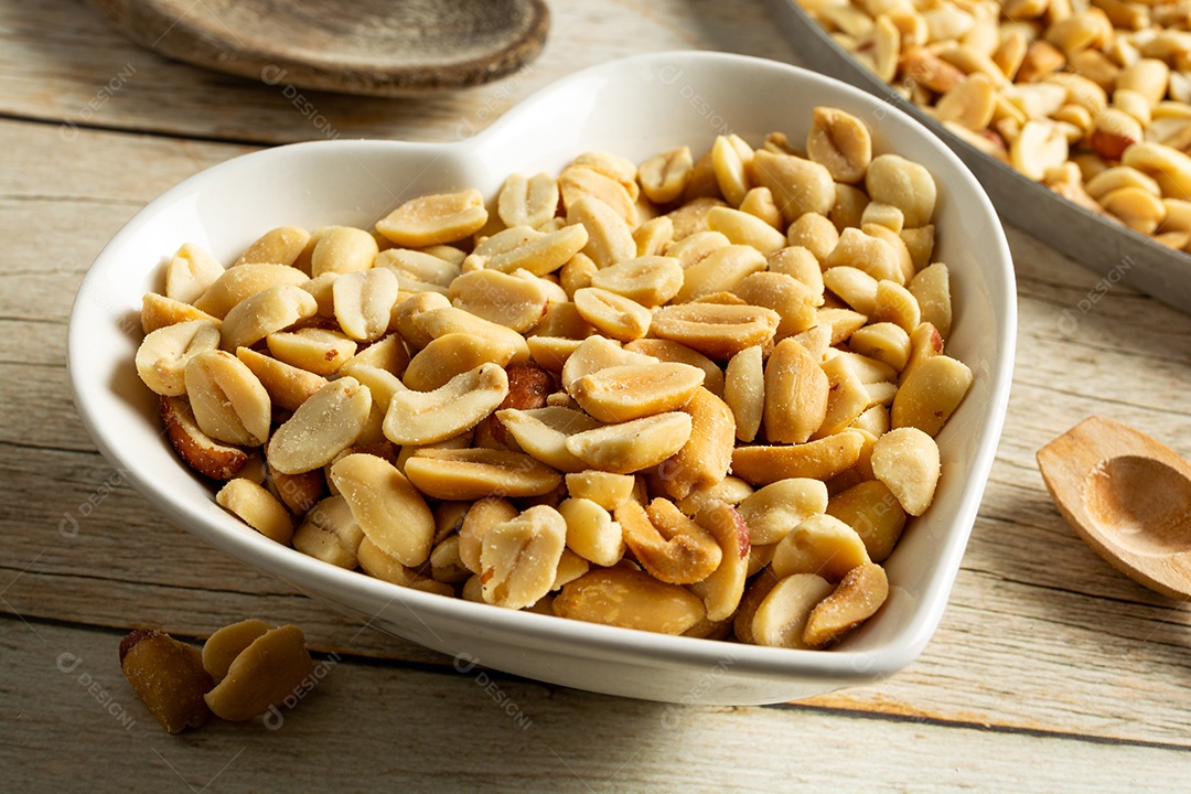 Recipiente em forma de coração com amendoim torrado sem casca e salgado