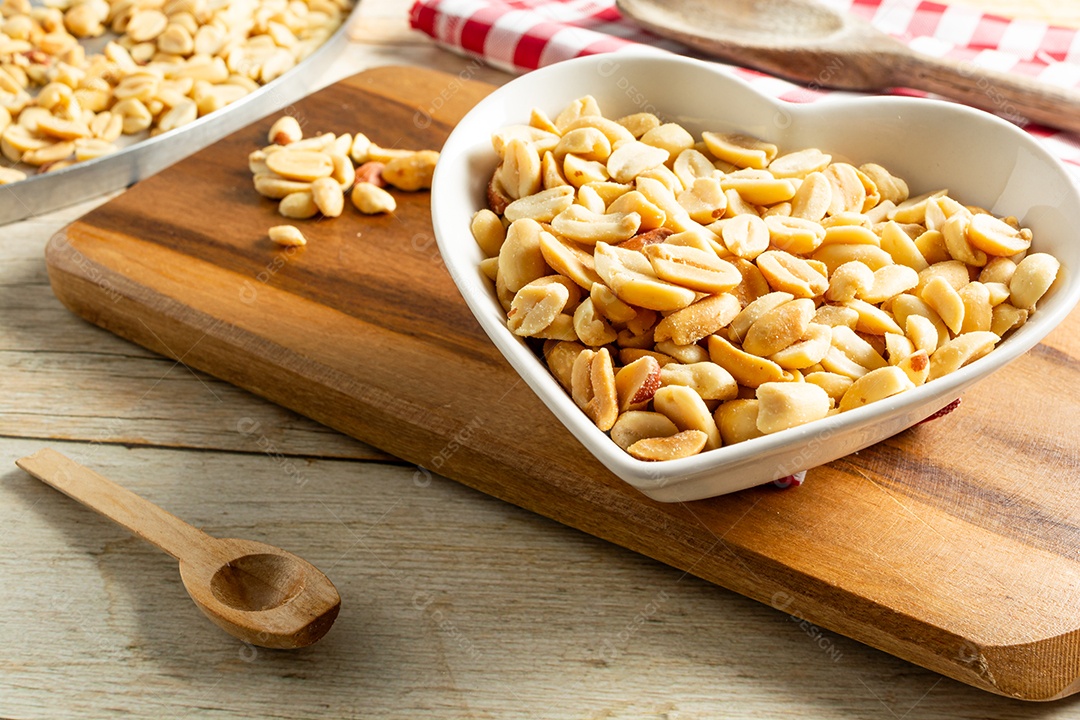 Recipiente em forma de coração com amendoim torrado sem casca e salgado