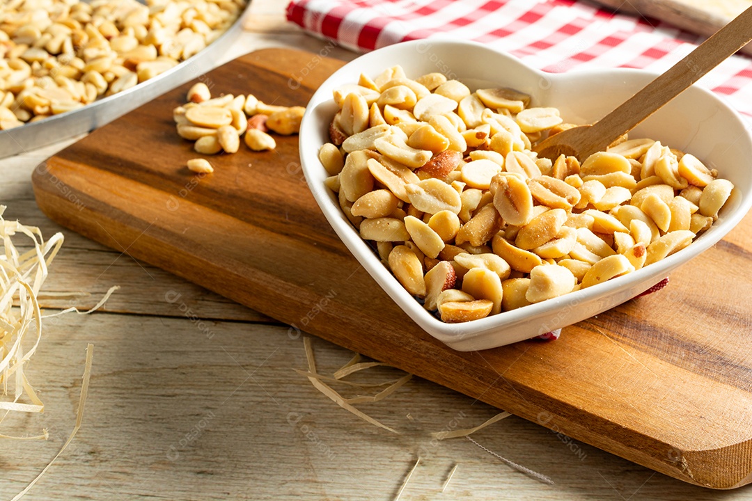 Recipiente em forma de coração com amendoim torrado sem casca e salgado