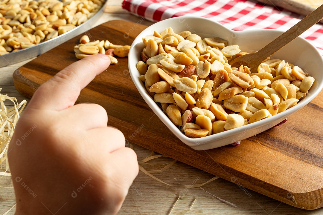 Recipiente em forma de coração com amendoim torrado sem casca e salgado