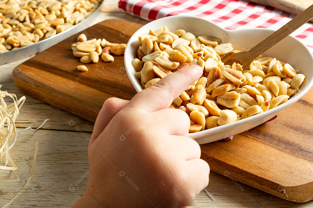 Recipiente em forma de coração com amendoim torrado sem casca e salgado