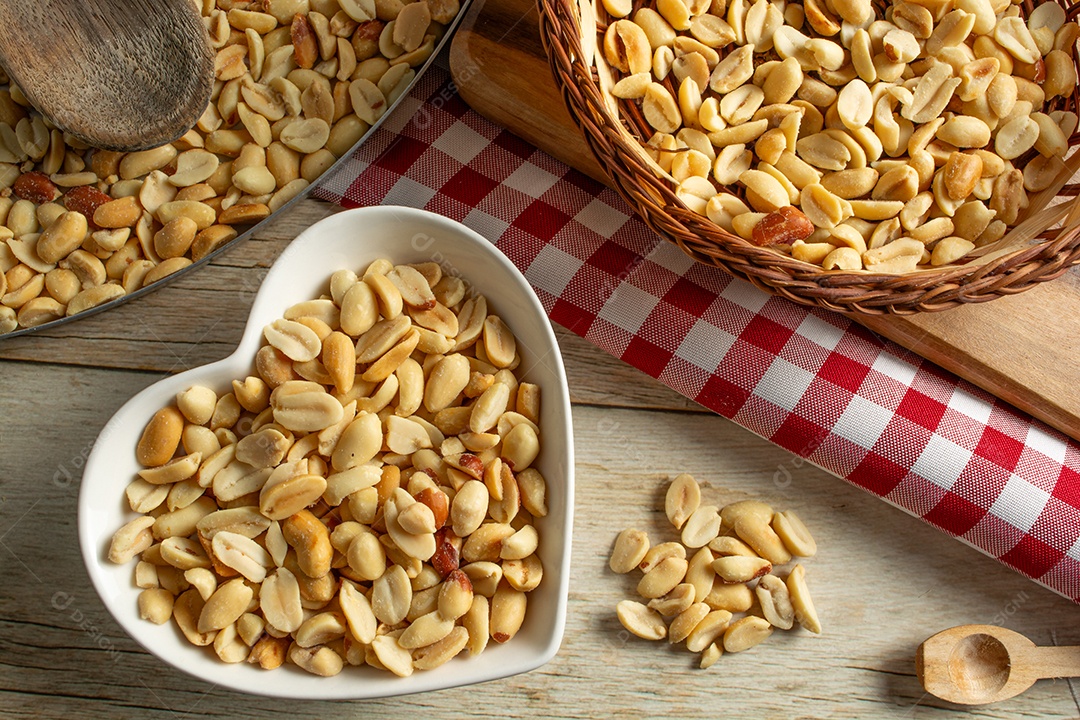 Recipiente em forma de coração com amendoim torrado sem casca e salgado