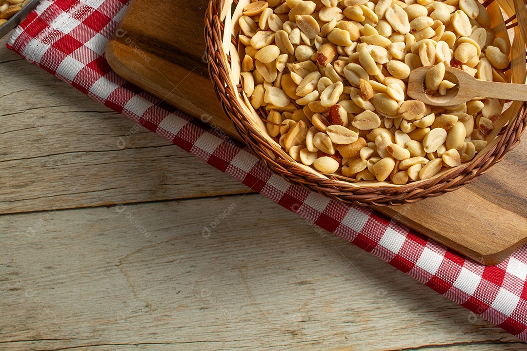 Recipiente em forma de coração com amendoim torrado sem casca e salgado