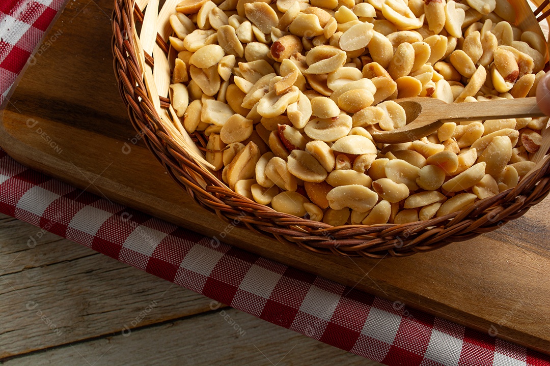 Recipiente em forma de coração com amendoim torrado sem casca e salgado