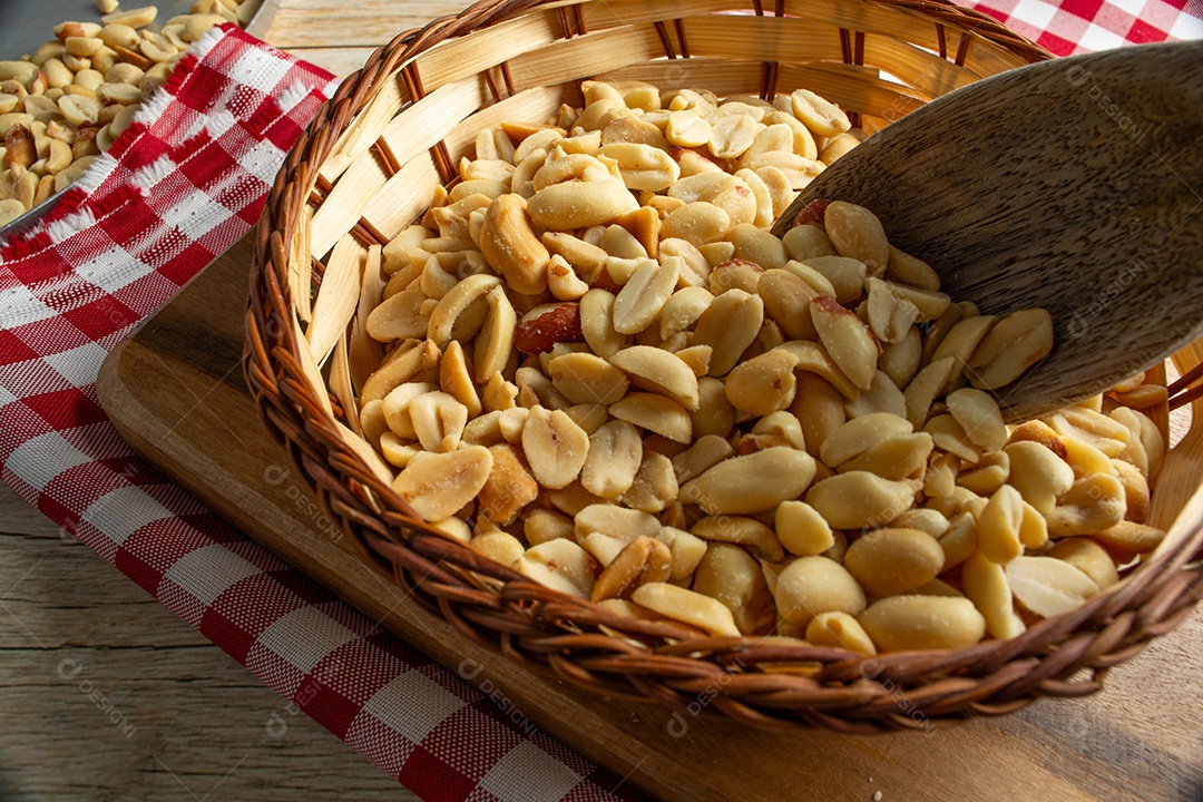 Recipiente em forma de coração com amendoim torrado sem casca e salgado