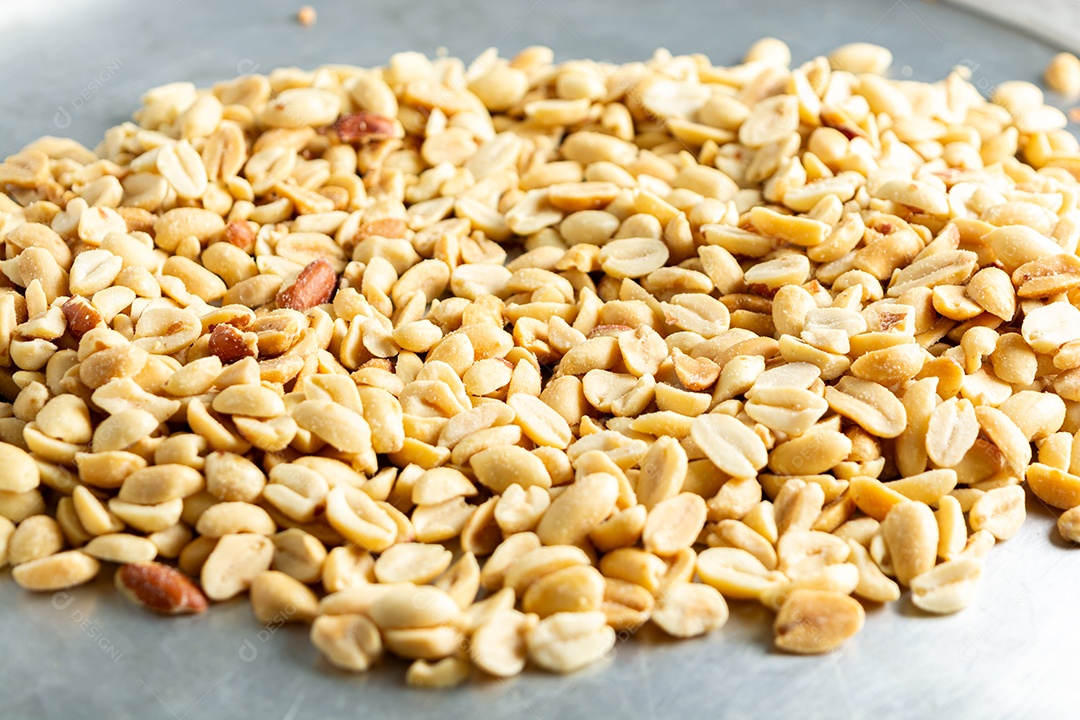 Recipiente em forma de coração com amendoim torrado sem casca e salgado