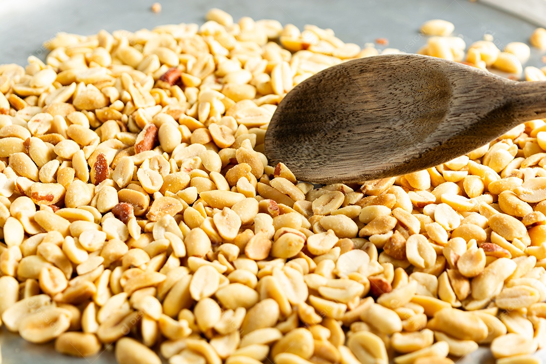 Recipiente em forma de coração com amendoim torrado sem casca e salgado