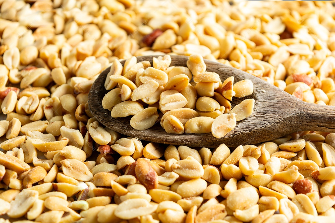 Recipiente em forma de coração com amendoim torrado sem casca e salgado