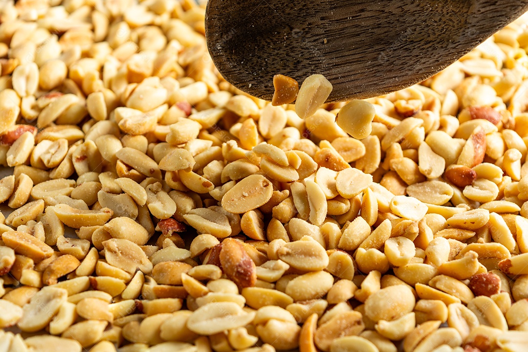 Recipiente em forma de coração com amendoim torrado sem casca e salgado